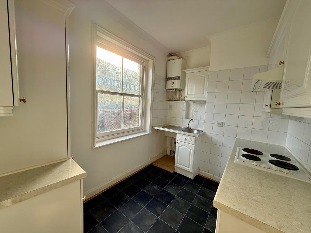 Lot: 82 - MIXED COMMERCIAL AND RESIDENTIAL INVESTMENT - Flat three kitchen